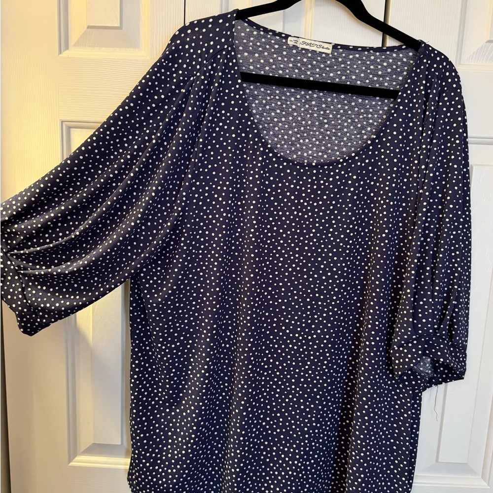 3X woman’s navy and white top